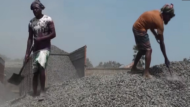 চাঁপাইনবাবগঞ্জের সোনামসজিদ বন্দর পথে টানা ১০ দিন বন্ধ ভারতীয় পাথর আমদানী,